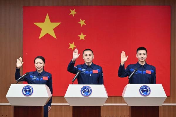 HK astronaut thanks motherland